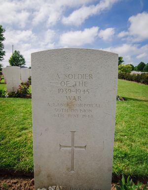 바유 전쟁 묘지에 있는 노르망디 상륙 작전에서 사망한 신원 미상의 영국 제50사단 소속 병장의 묘비.