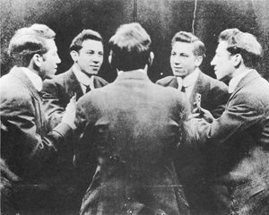 1909년 7월 뉴욕주 로커웨이 비치에서 22세의 치코 막스가 혼자 카드 게임을 하고 있다