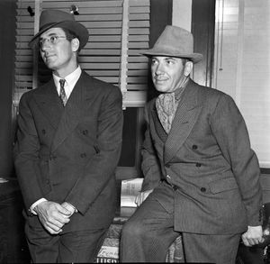 그라우초와 그의 형 치코, 1937