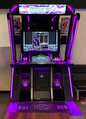 Beatmania IIDX 27 Lightning Model 아케이드 캐비닛에서 실행 중