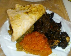 트리니다드 토바고의 인도 기원 요리인 달푸리 로티, 호박 타르카리, 차나와 알루, 카레 염소고기