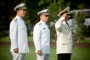 마소린 (오른쪽)과 마이크 멀렌, 해군 작전 참모총장, 그리고 존 G. 모건 제독