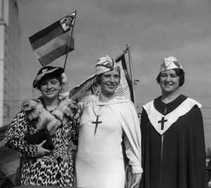 1935년 퍼레이드에서 맥퍼슨의 딸 로베르타 셈플(왼쪽), 맥퍼슨(가운데), 앤젤러스 템플 부목사 레바 크로포드 스플리발로(오른쪽)