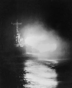 포격을 가하는 경순양함 호놀룰루