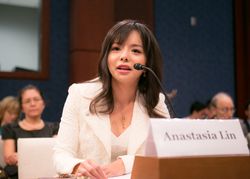 린이 미국 의회에서 증언하고 있다.