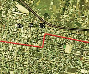 유래가 된 크랭크. 빨간 선은 국도 제411호선. 국토교통성 국토지리원 [https://mapps.gsi.go.jp/ 지도・항공사진 열람 서비스]의 항공 사진을 기반으로 작성. 1975년 촬영.