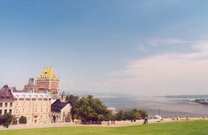 샤토 프롱트낙과 세인트로렌스강이 보인다