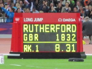 금메달을 획득한 그레그 러더포드의 점프 후 거리