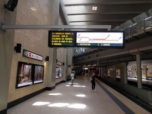 지하철에서는 마스크 착용이 의무화되어 있다.