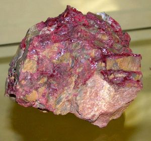 진사: 수은 황화물(HgS)은 원소 수은을 정제하는 가장 일반적인 원료이다.