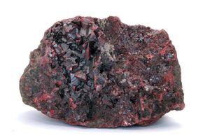 순수한 진사로 구성된 표본. 표면은 결정으로 덮여 있으며, 오래된 표본이라 빛에 노출되어 부분적으로 어두워졌다. 스페인 알마덴 광산, 시우다드 레알. 최대 치수 6 cm.