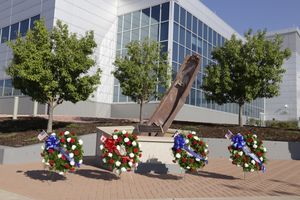 2021년 9월 11일, 20주년 기념식 후 페터슨 기지에 있는 9.11 기념관. 화환이 놓여져 있다.