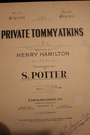 1893년에 출판된 "이등병 토미 앳킨스"의 악보 표지. 새뮤얼 포터와 헨리 해밀턴의 작품. C. 헤이든 코핀의 사인도 보인다.
