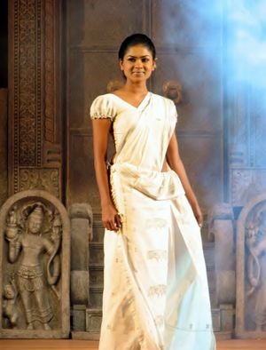 싱할라족 여성이 입은 캔디식 사리(Osaria)