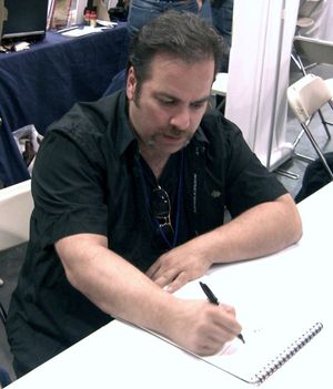 팔미오티가 2010년 10월 10일 뉴욕 코믹 콘에서 스케치하고 있다.