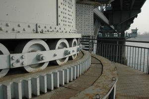 1990년대에 추가된 보행로에서 볼 수 있는, 사용하지 않는 회전식 스윙 경간의 확대된 모습