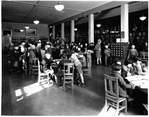 1927년에 개관한 키칠라노 분관 도서관의 어린이들