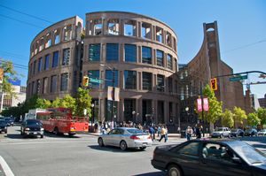 밴쿠버 공립 도서관 센트럴 분관은 밴쿠버 다운타운에 있다.