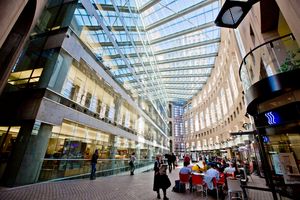 VPL 센트럴 분관 내부 유리 파사드는 타원형 벽으로 형성된 폐쇄된 콘코스를 내다보고 있다