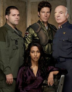 최종 다섯 사이론 중 4명의 홍보 사진. 시계 방향으로: 애런 더글라스는 갈렌 타이롤, 마이클 트루코는 샘 앤더스, 마이클 호건은 사울 타이, 레카 샤르마는 토리 포스터 역을 맡았다. 다섯 번째이자 마지막 사이론인 엘렌 타이 (케이트 버논)는 사진에 없다.