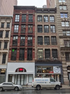 370 브로드웨이에 있는 368 사무실(왼쪽)과 368 브로드웨이에 있는 네이스탯의 스튜디오(오른쪽)