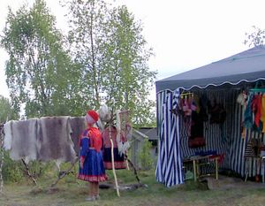 전통 의상을 입은 사미족의 모습