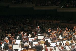 2014년 6월 로이 톰슨 홀에서 TSO를 지휘하는 피터 운지안