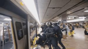 경찰의 시민 공격 동영상