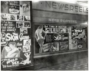 1965년 보스턴 워싱턴 가에 있는 스테이트 극장의 The Skin Game과 기타 섹스플로이테이션 영화 광고