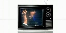 어셔가 깜빡이는 텔레비전에 등장하는 첫 장면을 보여주는 비디오 스틸 컷으로, 맥스 헤드룸에게 경의를 표하고 있다.