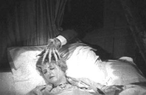 아나벨 웨스트가 착용한 목걸이를 향해 섬뜩하게 뻗어 나오는 손