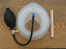 오목가슴 치료를 위한 진공 벨, 손 펌프(왼쪽) 및 측정 막대(오른쪽)