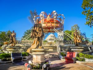 아토마요르의 중앙 공원. 로터리 뒤편으로 지역 로마 가톨릭 교구 교회가 보인다.