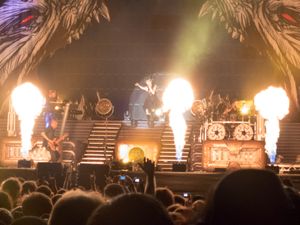 2014년 M'era Luna Festival에서 Hydra를 주제로 한 무대에서 공연하는 밴드