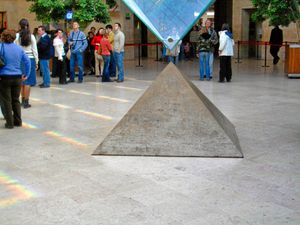 역피라미드의 끝에 있는 약 1m 높이의 작은 돌 피라미드