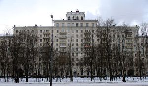 로젠펠트의 페스차나야 거리 프로젝트 (모스크바, 1951–1955). 조적조, 조립식 콘크리트 외부 디테일 적용