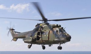 싱가포르 공군의 슈퍼 퓨마가 USS 인촌에 접근하고 있다