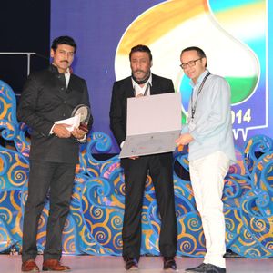 IFFI (2014년)에서 축하를 받는 영화. (왼쪽부터) 라제바르단 싱 라토르, 재키 Shroff 및 안드레이 즈뱌긴체프