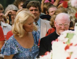 1980년 시어머니 로즈 케네디의 90세 생일 기념 로즈 퍼레이드 축제에서 조앤 케네디