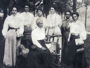 1906년 하퍼스 페리에서 열린 나이아가라 운동 회의에 참석한 여성들: 거트루드 라이트 모건 부인(앉아 있음) 및 (왼쪽부터) O.M. 월러 부인, H.F.M. 머레이 부인, 몰리 루이스 켈란 부인, 아이다 D. 베일리 양, 세이디 쇼터 양, 샬롯 허쇼 부인.