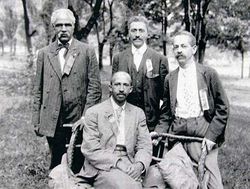나이아가라 운동 지도자들. W. E. B. Du Bois (앉은 사람)과 (왼쪽부터) J. R. Clifford, L. M. Hershaw, F. H. M. Murray (웨스트버지니아주 하퍼스 페리에서).