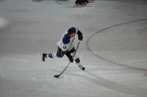 배키스가 2011년 NHL 올스타전에서 하디스트 샷 기술 경쟁에 참가하고 있다.