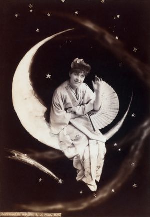 제럴딘 울마가 뉴욕 공연에서 윰-윰 역을 맡아 "우리는 매우 깨어있어요, 달과 함께."라는 자막이 달렸다.