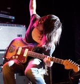 2007년 공연하는 고토; 밴드는 감성적인 라이브 공연을 선보인다