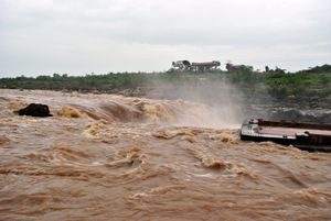 몬순 시즌에 보이는 두안다르 폭포의 측면 모습