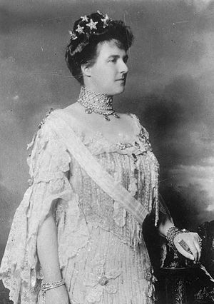 여왕은 별의 티아라를 착용했다.