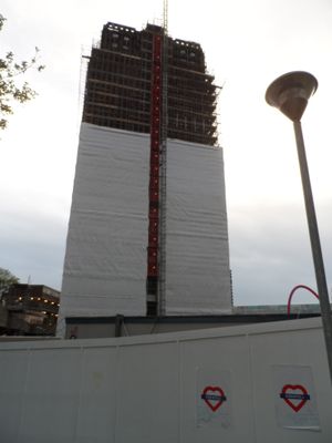 2018년 5월 타워, 부분적으로 비계와 보호 덮개로 덮여 있음