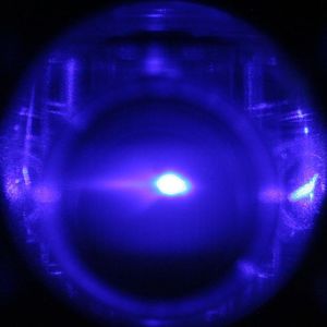 자기 광학 트랩에서 밀리켈빈 온도에서의 스트론튬 원자 구름