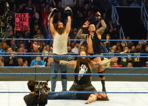 "뉴" 와이어트 패밀리(왼쪽부터 하퍼, 와이어트, 랜디 오턴)가 스맥다운 태그팀 챔피언으로서 딘 앰브로스를 꺾고 포즈를 취하고 있다.