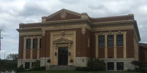 존 매킨타이어 도서관. 파사드에는 OPEN TO ALL (모두에게 열려 있음)이라는 부조가 새겨져 있다.